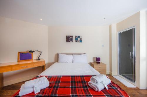 Warm Calton Hill 3 Bdrm Apartment A