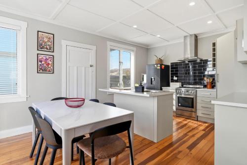 Maison Millie - Central Pet-Friendly Sleeps 4 - image 3