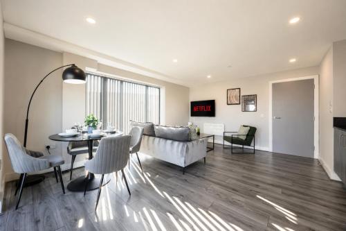 Bright & Modern 2 Bed next to Royal Albert Dock & M&S Arena