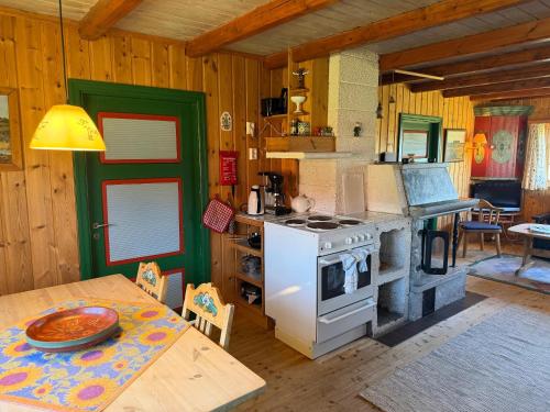 Old Cabin Vibe, Perfect For Families Or Couples in Беитостолен