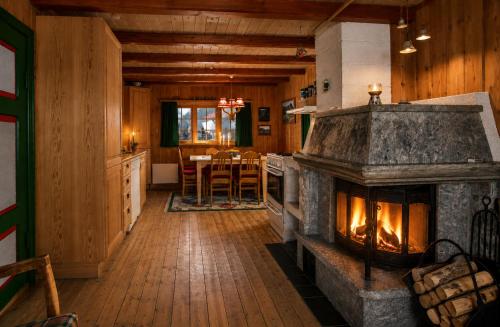 Old Cabin Vibe, Perfect For Families Or Couples in Беитостолен