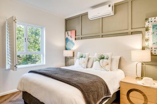 Camps Bay 2 Bed with Sea Views Shoreline Views - image 5