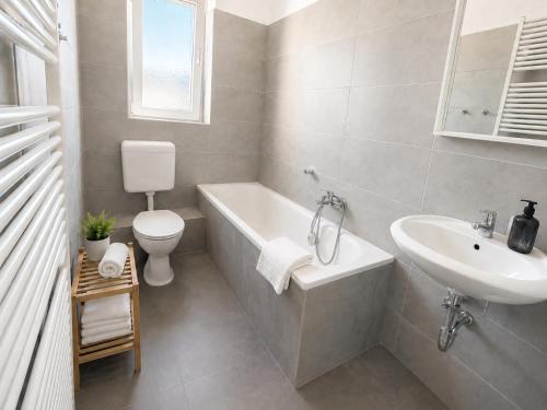 حمام, Zentrumsnahe Wohnung mit bequemen Boxspringbetten, augestattete Küche, Balkon, Self Check-in, Wifi (Zentrumsnahe Wohnung mit bequemen Boxspringbetten, augestattete Kuche, Balkon, Self Check-in, Wifi) in Halberstadt