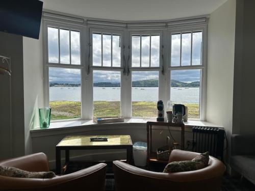 Ümbrus, The Rhu Inn in Rhu