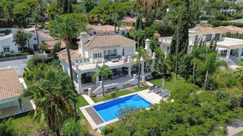 SPCRM5587 - Elegant Luxury Villa with Private Pool, Gym, Stunning Outdoor Space