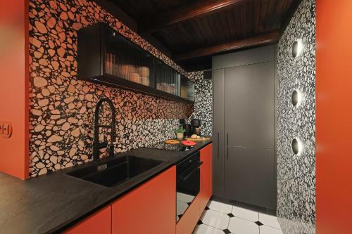 Charming Two-Bedroom City Centre Apartment with a Mezzanine by Noclegi Renters - image 4