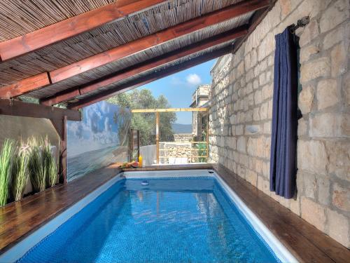 Piscina, אבני החושן - סוויטות יוקרה בצפת העתיקה - Avnei Hachoshen - Luxury Suites in the Old City in Safed