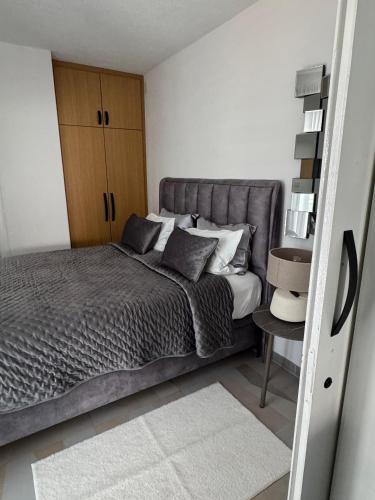 1 queen bed, 1 sofa bed