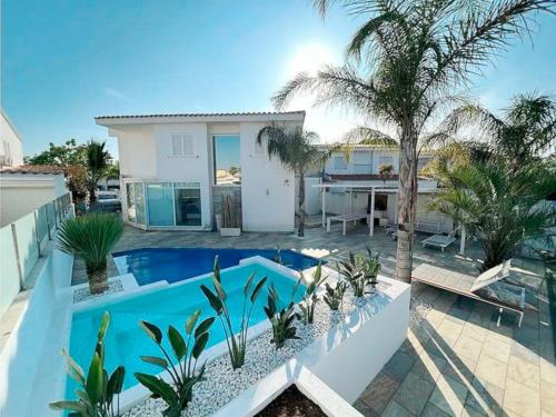 Villa Siroco en canal y cerca de la playa