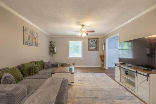 Luxury 5BR East Cobb Home Near Truist Park in Woodstock (GA)
