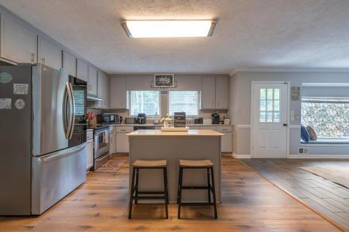 Luxury 5BR East Cobb Home Near Truist Park in Woodstock (GA)
