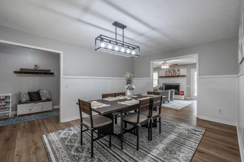 Luxury 5BR East Cobb Home Near Truist Park in Woodstock (GA)