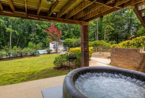 Luxury 5BR East Cobb Home Near Truist Park in Woodstock (GA)