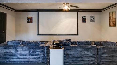 Luxury 5BR East Cobb Home Near Truist Park in Woodstock (GA)
