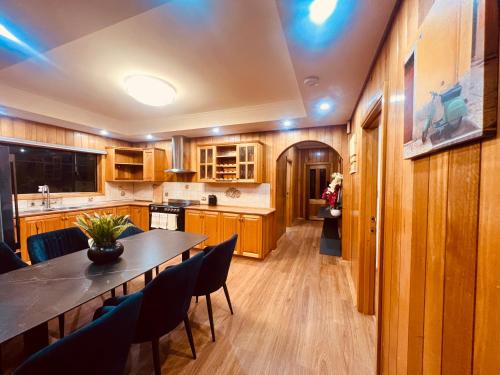 Cosy 5BR Home - 12 minutes away from Melbourne Airport in 聖奧爾本斯