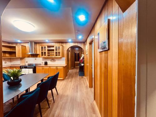 Cosy 5BR Home - 12 minutes away from Melbourne Airport in 聖奧爾本斯