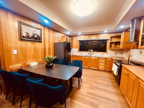 Cosy 5BR Home - 12 minutes away from Melbourne Airport in 聖奧爾本斯