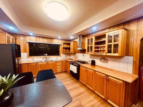 Cosy 5BR Home - 12 minutes away from Melbourne Airport in 聖奧爾本斯