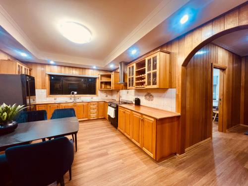 Cosy 5BR Home - 12 minutes away from Melbourne Airport in 聖奧爾本斯