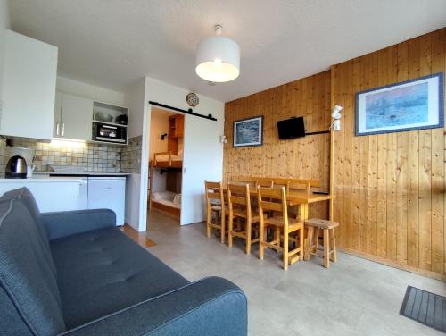 Résidence Lac Du Lou - VAL THORENS location: Appartement de 38 m2 au 7ème étage, skis aux pieds, balcon exposé sud MAE-9021