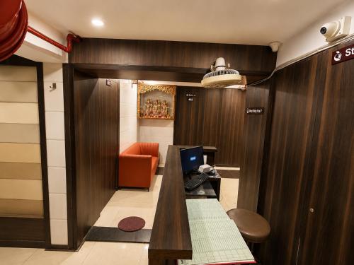 Лоби, Hotel Skyline in Shakti Nagar