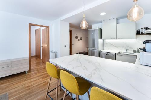 ¡Precioso moderno en Arinsal! 4Pax Parking RO (Barthe Holidays I Apartamento Moderno en Arinsal 4PAX a pie de pistas I Balcon con vistas y parking ) in Arinsal
