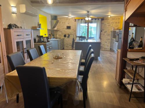 Au fil des Causses La Gariotte Gîte 4 étoiles Parc 1ha 2 piscines et spa (Au fil des Causses La Gariotte Gite 4 etoiles Parc 1ha 2 piscines et spa) in Lentillac-Lauzes