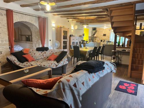 Au fil des Causses La Gariotte Gîte 4 étoiles Parc 1ha 2 piscines et spa (Au fil des Causses La Gariotte Gite 4 etoiles Parc 1ha 2 piscines et spa) in Lentillac-Lauzes