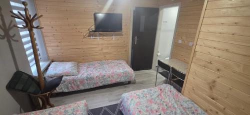 3 twin beds