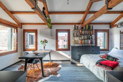 Central Modern Loft, Rooftop Patio, Full Kitchen