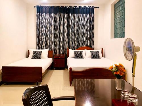 1 double bed, 1 twin bed