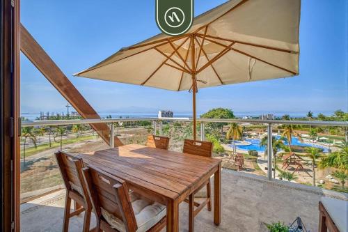 Balkons/terase, B Nayar 3BR Sanctuary: Private Balcony, Full Kitchen & Steps to La Cruz Marina in La Cruz De Huanacaxtle