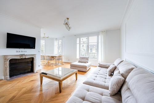 Avenue Montaigne - Champs Elysées - Unobstructed view