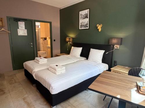 2 twin beds