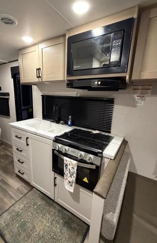 Cozy RV Retreat Fire Pit & Outdoor Cinema in McMinnville (TN)