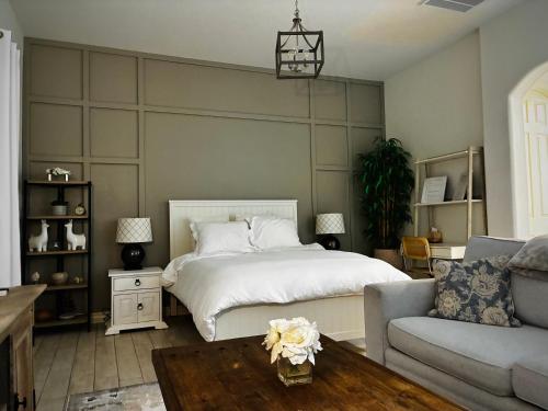 Beautiful Private Casita/Guesthouse w/ Kitchen, Access to Pool/Spa in Goodyear