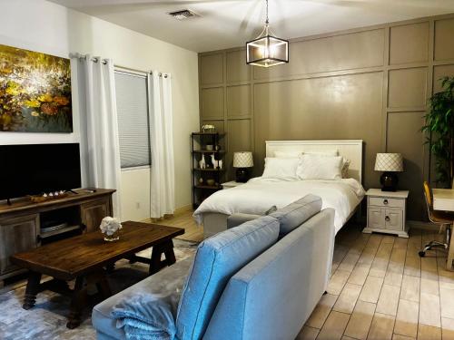Beautiful Private Casita/Guesthouse w/ Kitchen, Access to Pool/Spa in Goodyear