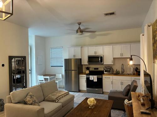 Beautiful Private Casita/Guesthouse w/ Kitchen, Access to Pool/Spa in Goodyear