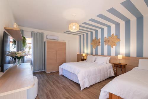 1 double bed, 2 twin beds