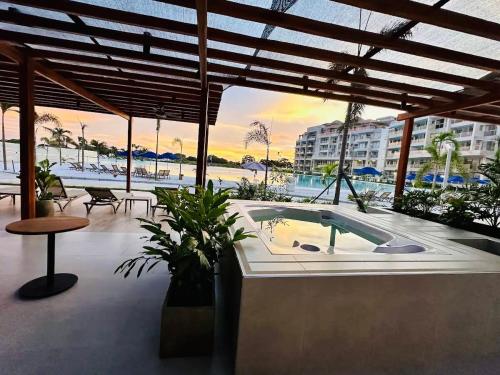 Donde disfrutaras mejor de Cartagena en Baia Kristal in Punta de Canoa