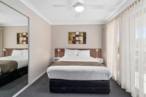 1 queen bed, 1 double bed, 2 twin beds