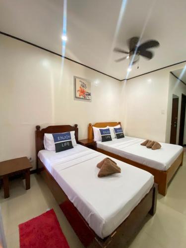 Devayn's Inn Room Type - Triple Room with Terrace