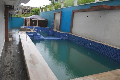 สระว่ายน้ำ, Enoh Presidential Apartment Hotel in ลิมบ์