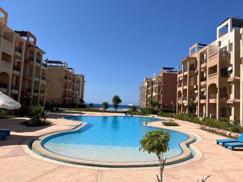 شالية بالرووف غرفتيين مكييف للأيجار بقرية ايماريتس هايتس بالساحل الشمالي - A chalet with a rooftop  in Zawiyat Ailat Nuh