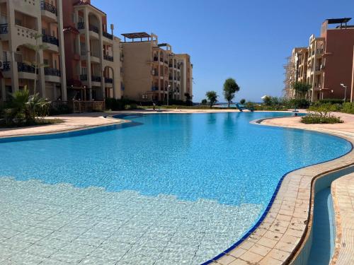 شالية بالرووف غرفتيين مكييف للأيجار بقرية ايماريتس هايتس بالساحل الشمالي - A chalet with a rooftop  in Zawiyat Ailat Nuh