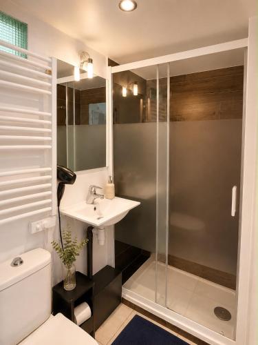 2 Bedroom, private bath plus Near Beach