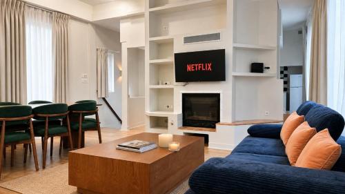 2 Bedroom Spacious Apartment Near Père Lachaise