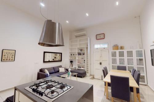 Spacious 3 bedroom maisonette 3