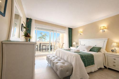 essence of Puerto Marina