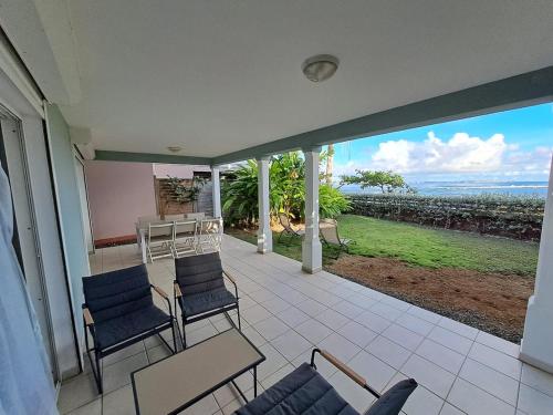 Balcony/terrace, L'autre bord Appartement vue mer in Le Moule